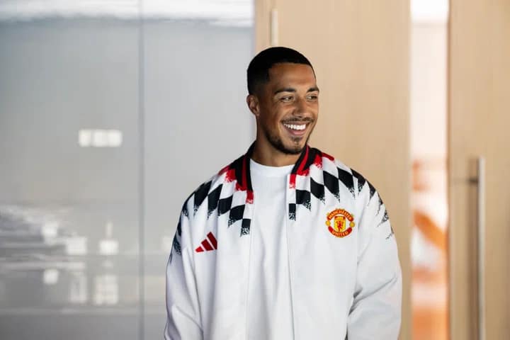 Youri Tielemans sorrindo no dia da assinatura com o Manchester United em Carrington.