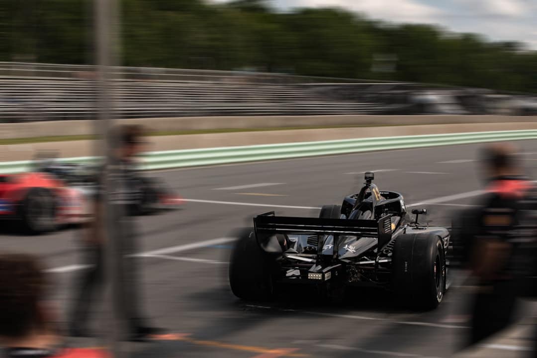 Kimi Antonelli lidera com folga e impõe ritmo forte aos rivais na volta da F1 — Fórmula 1