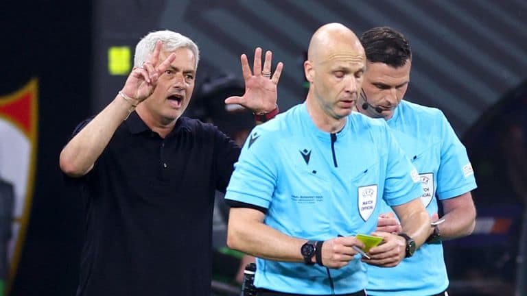 Anthony Taylor denuncia abuso contra árbitros e cobra limites para o VAR — imagem 2