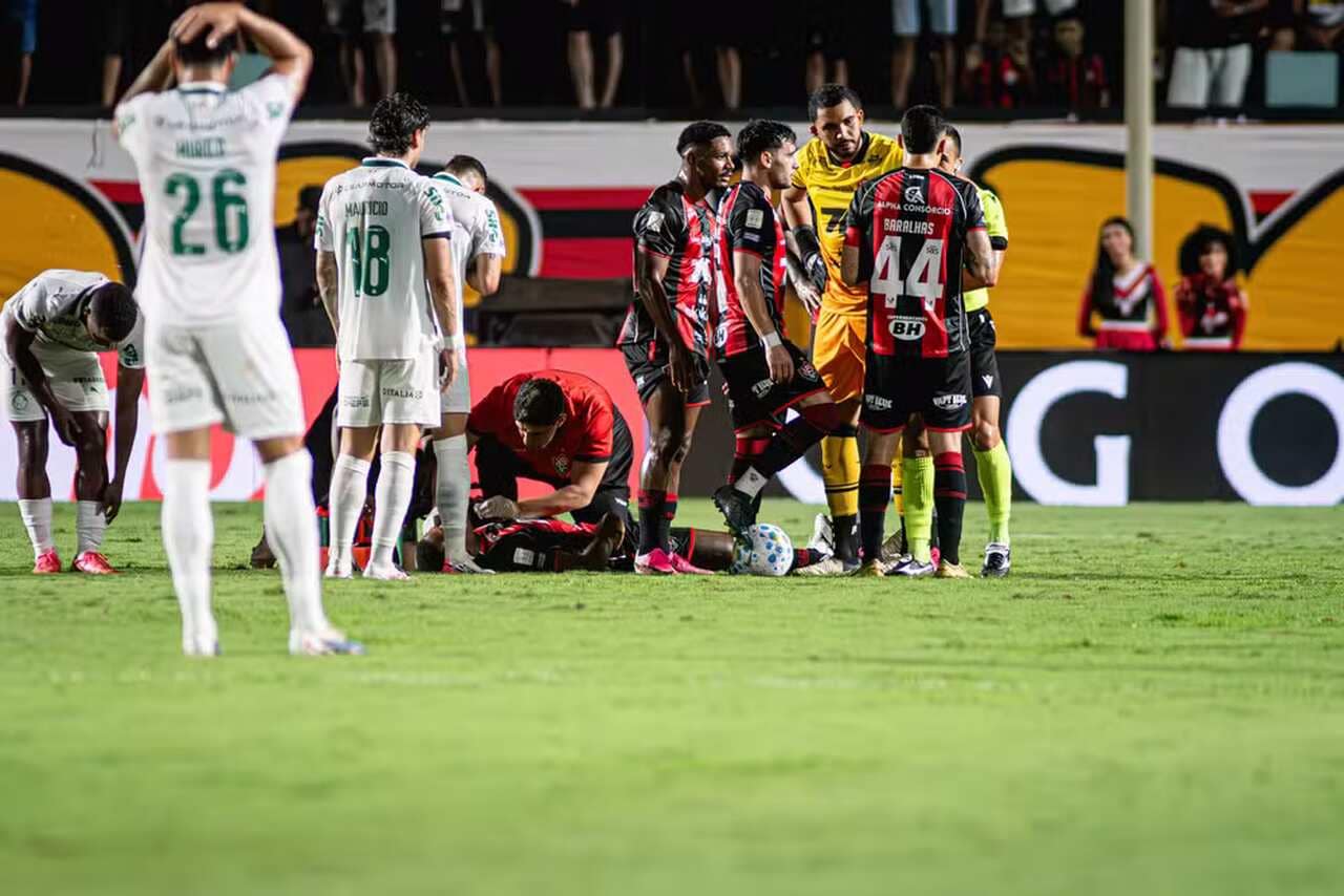Arbitragem contestada e expulsões duplas interrompem invencibilidade do Vitória no Barradão — Futebol