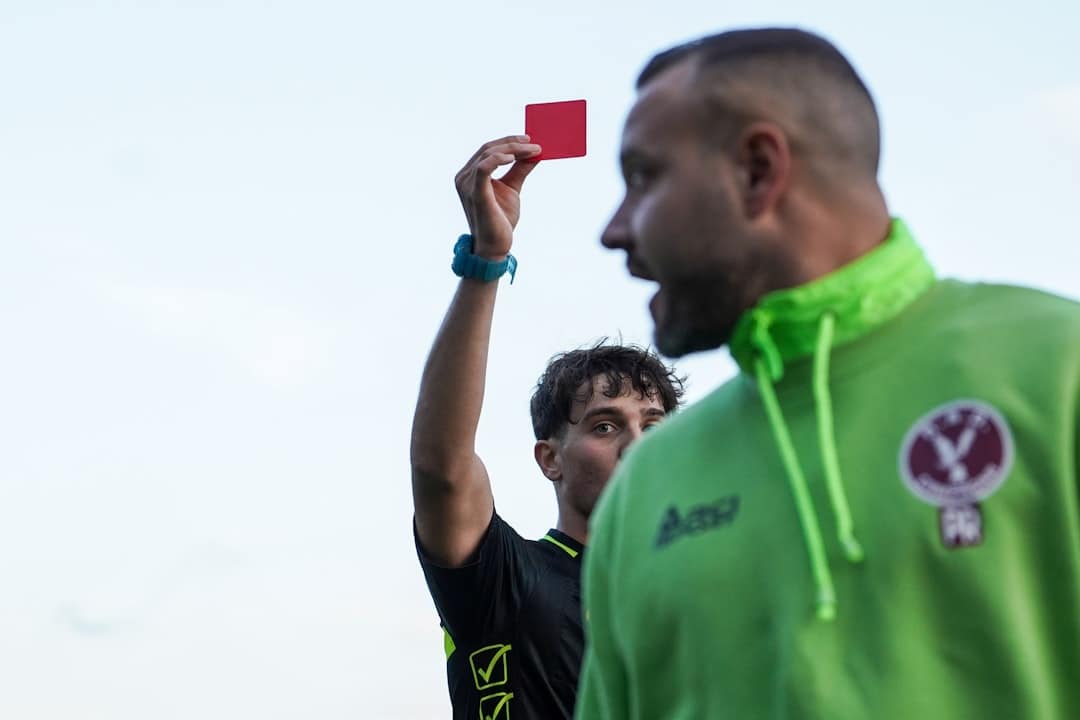Cartão amarelo ou vermelho? Polêmica divide ex-árbitros no empate Cruzeiro x Flamengo — Futebol