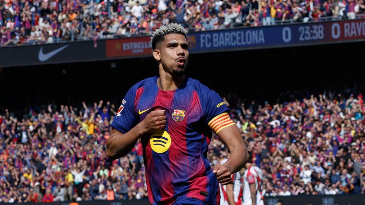 Liverpool surpreende mercado e leva Araujo por empréstimo para salvar a zaga — Futebol