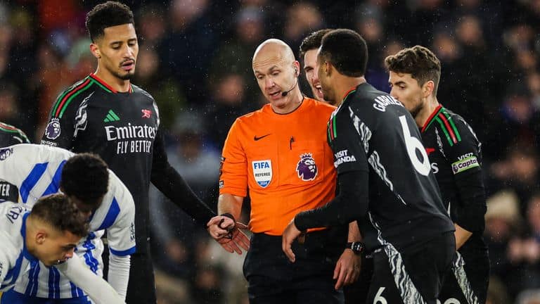 Anthony Taylor denuncia abuso contra árbitros e cobra limites para o VAR — imagem 3