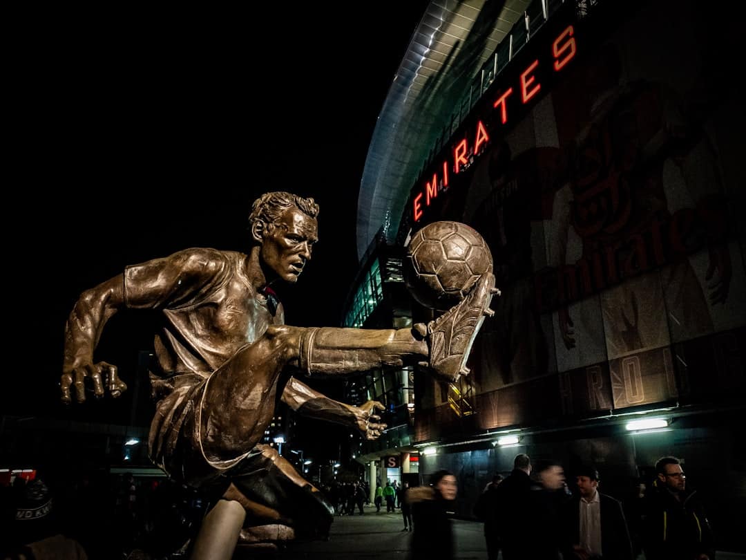 Arsenal lidera disputa por Hinshelwood e mira versatilidade no meio — Futebol