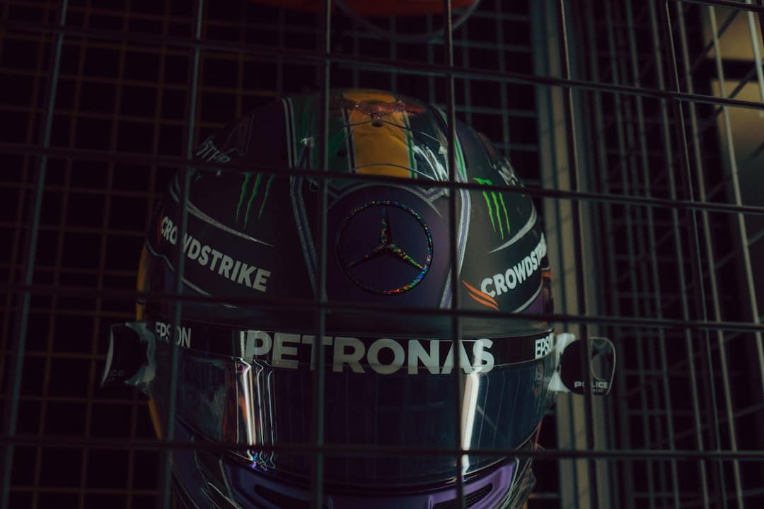 Russell aponta falha de potência da Mercedes como causa da colisão com Hamilton no GP da Bélgica — Fórmula 1