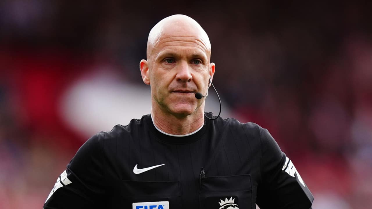 Anthony Taylor pendura o apito após 16 anos de pressão constante na Premier League — Futebol
