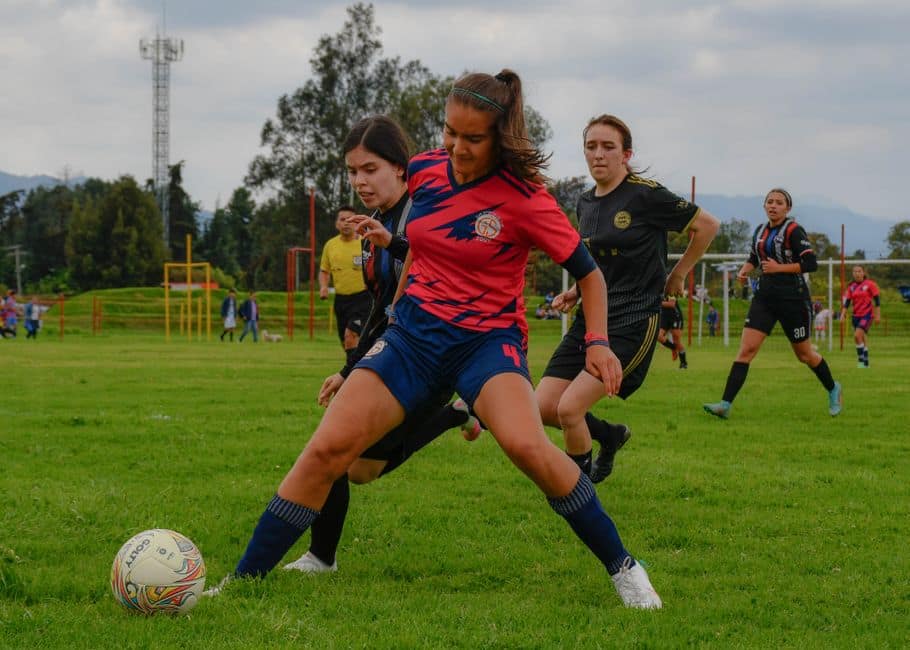 Corinthians segura pressão com um a menos e volta ao topo do Brasileirão Feminino — Futebol
