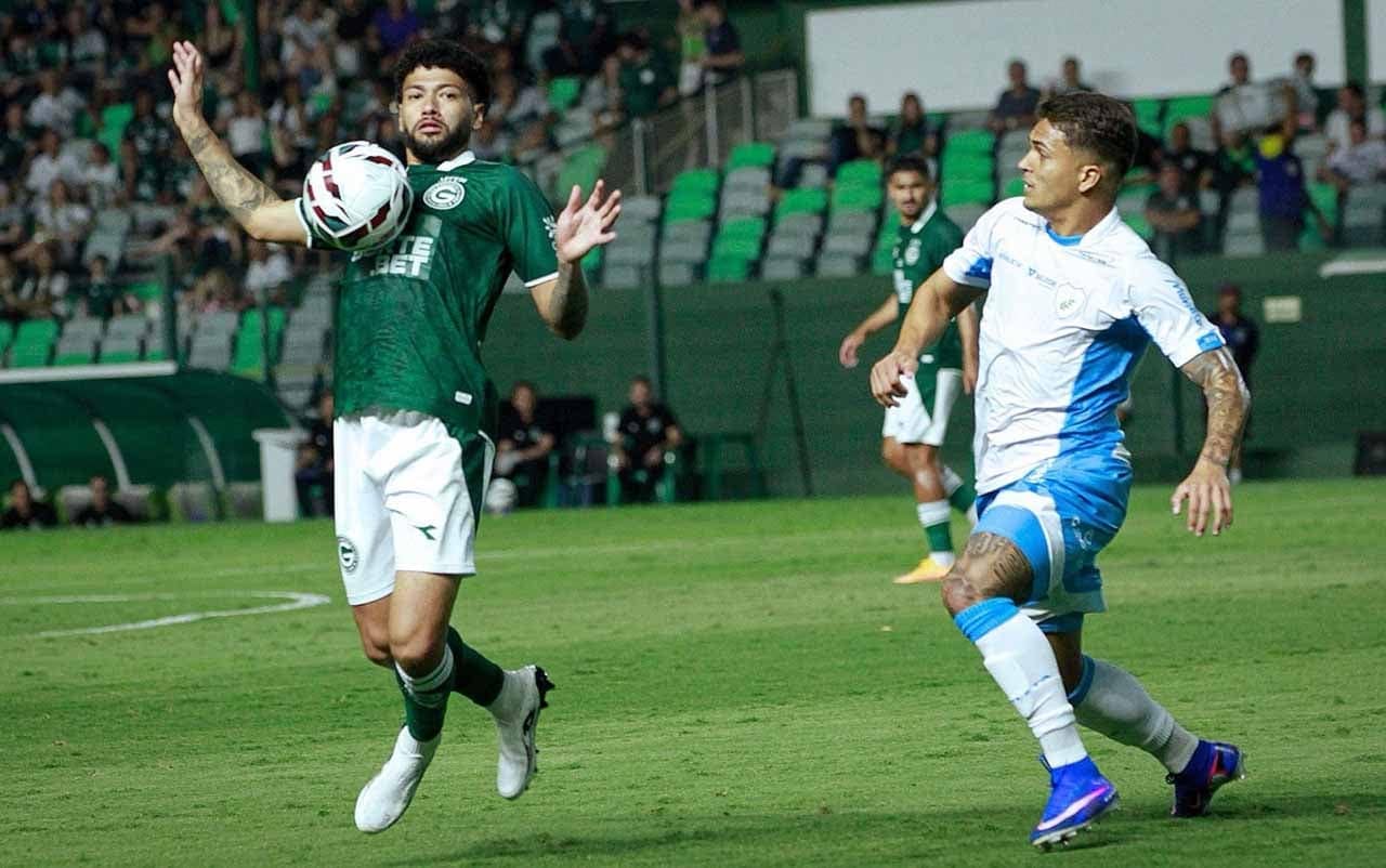 Goiás vence Londrina com gol validado após oito minutos de VAR — Futebol