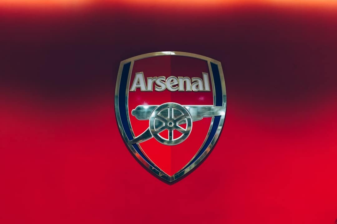 Arsenal lidera disputa por Hinshelwood e mira versatilidade no meio — Futebol