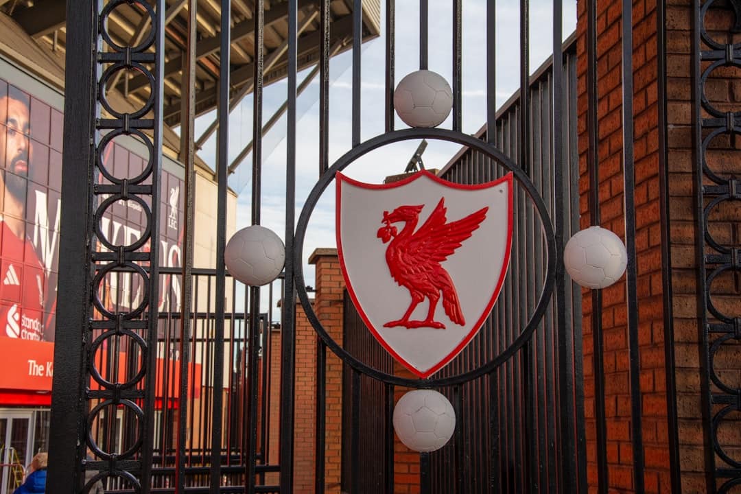 Venda minoritária valoriza Liverpool em £5 bilhões e traz Bezos como sócio — Futebol