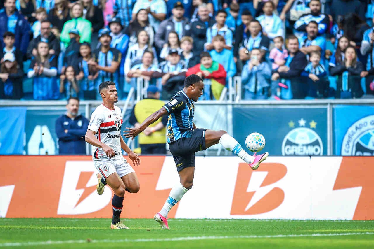 Grêmio vira sobre o São Paulo e sai do Z4 do Brasileirão — Futebol