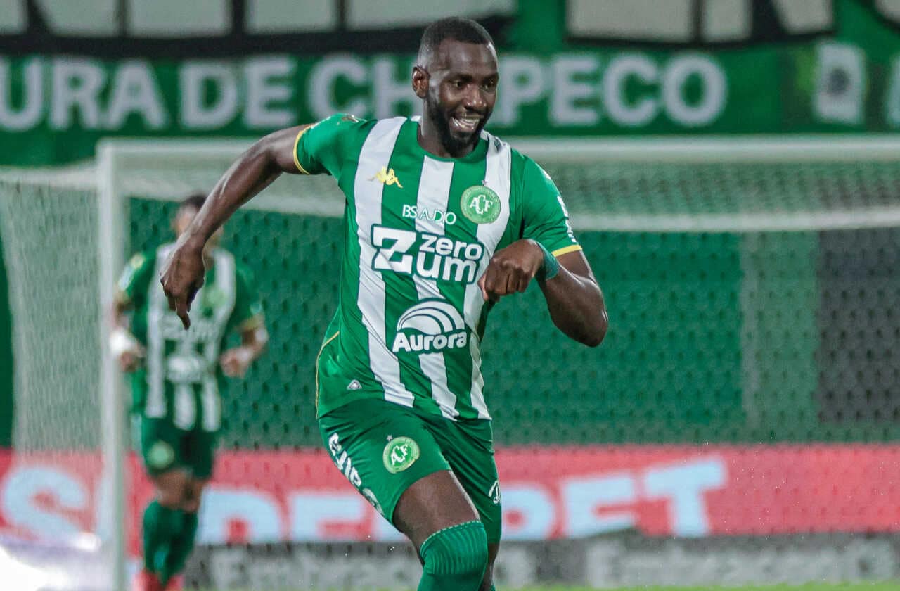Por que Bolasie foi internado após o empate sem gols entre Chapecoense e Cruzeiro? — Futebol
