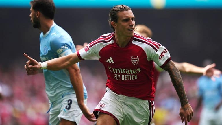 Defesa desorganizada do City abre caminho para domínio do Arsenal na Supercopa — Futebol