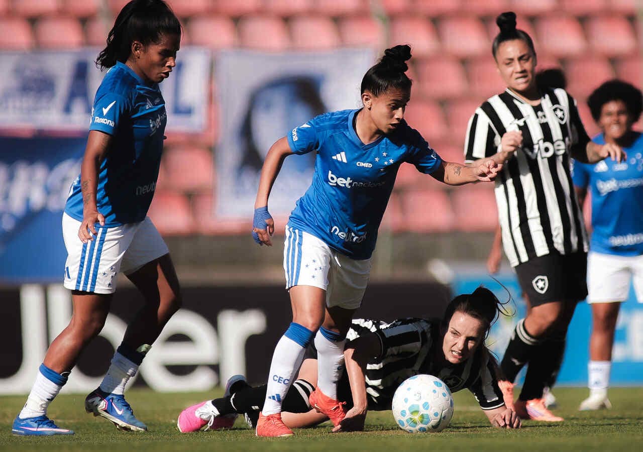 Cruzeiro goleia por 4 a 0, assume 5º e afunda Botafogo na lanterna — Futebol