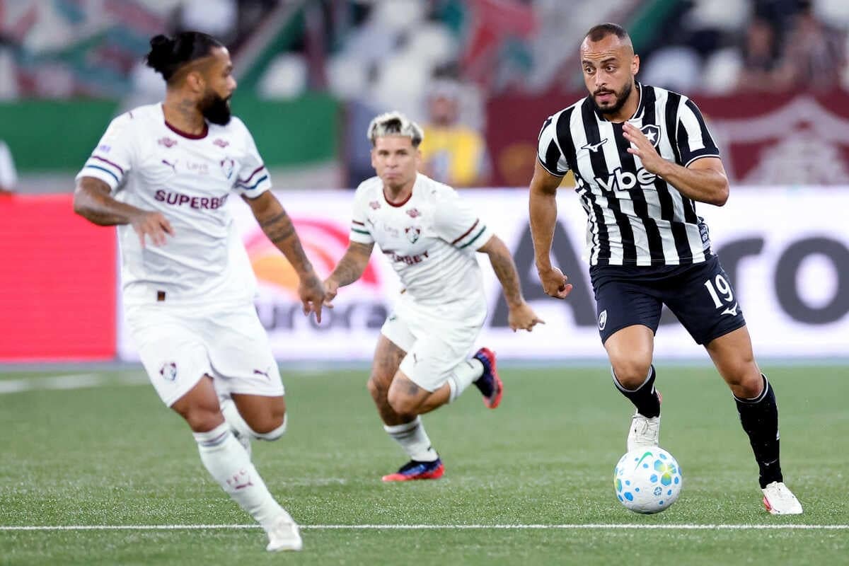 Empate 1 a 1 no clássico: Telles marca golaço, Ignácio responde e Botafogo cai para 7º — Futebol