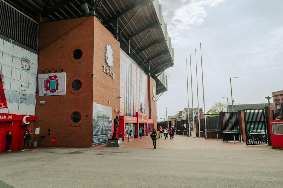 Consórcio liderado por Amit Bhatia busca fatia minoritária no Liverpool — Futebol