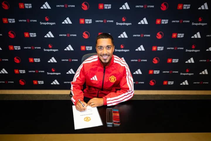 Youri Tielemans assinando contrato com o Manchester United.
