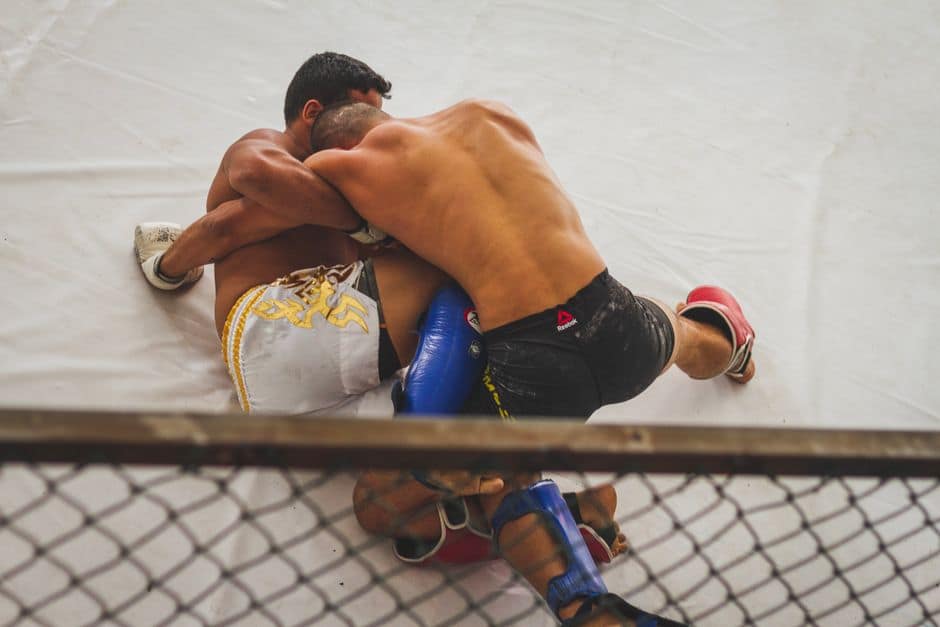 Lesão no joelho interrompe retorno de McGregor e destaca Holloway no UFC 329 — MMA