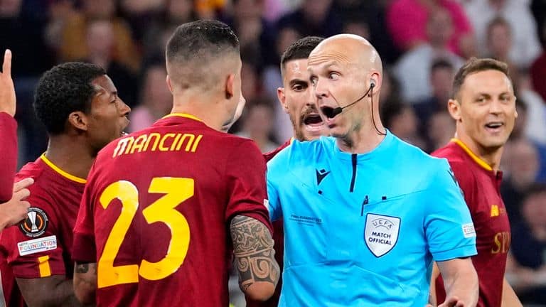 Anthony Taylor denuncia abuso contra árbitros e cobra limites para o VAR — Futebol