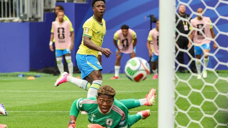 Zion Suzuki acerta com PSG e deixa Parma rumo aos campeões europeus — Futebol