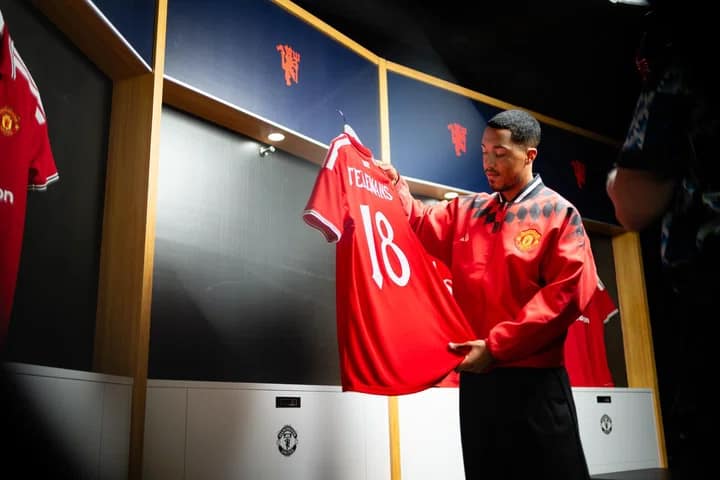 Youri Tielemans em foto promocional vestindo a camisa do Manchester United.
