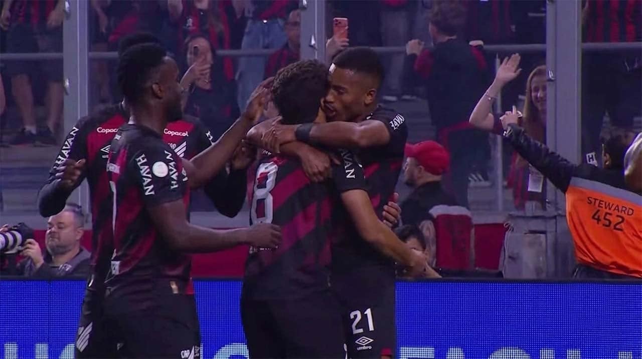 Athletico abre boa vantagem na Copa do Brasil após dominar o Vitória em casa — Futebol