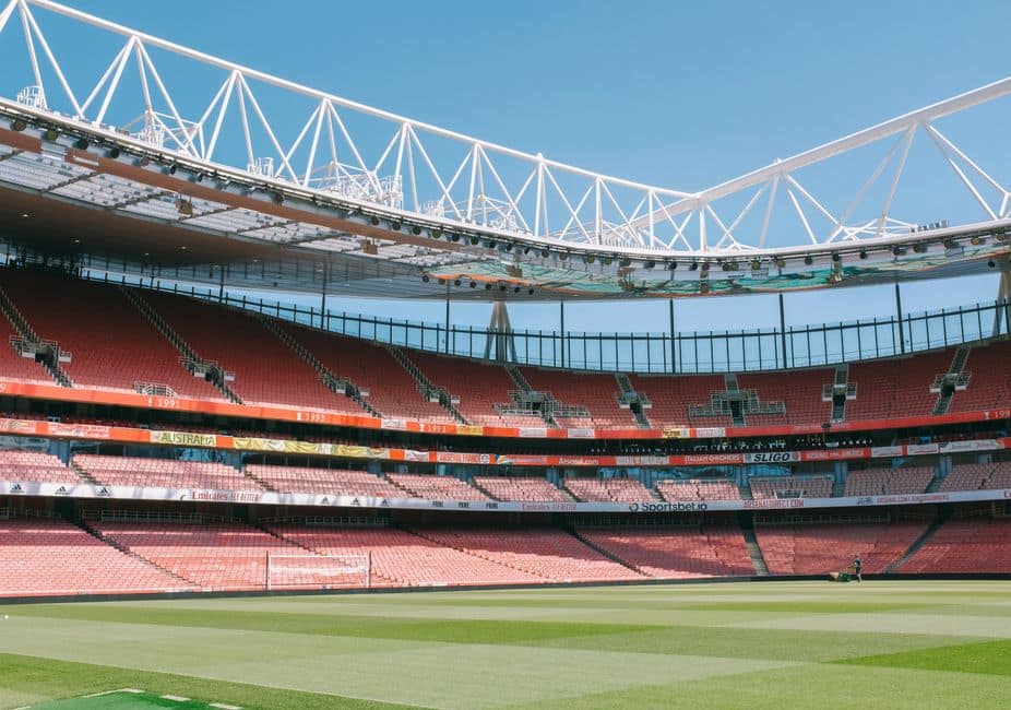 Liverpool rivaliza com Arsenal por Ezri Konsa — Futebol