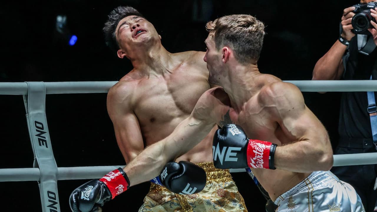 Carrillo impõe sua potência no kickboxing e nocauteia Zhou Jiaqiang no Lumpinee — MMA