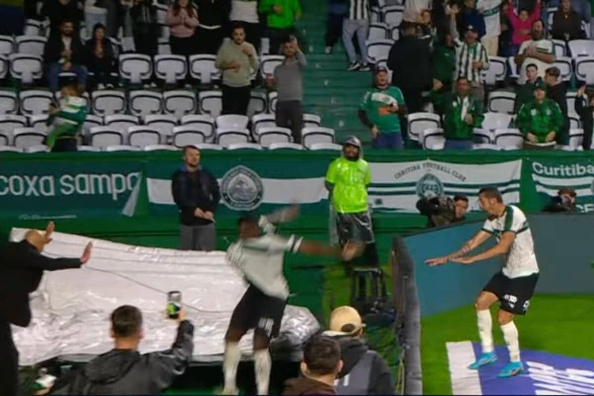 Jacy marca, cai no fosso e vê gol anulado, mas Coritiba supera azar e vence Chapecoense — Futebol
