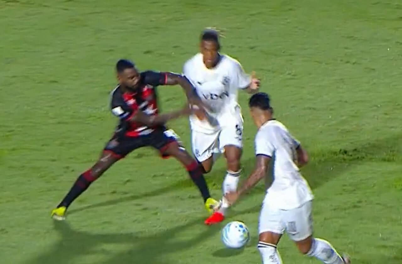 Por que a arbitragem uniu torcedores rivais no Brasileirão? — Futebol